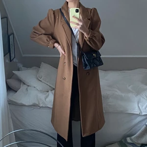 Fin kappa - Säljer denna unika kappa i en fin brun nyans. Den ser ut som ny! Använd ca 5 gånger. Köparen står för frakt. Kom gärna med prisförslag!💕