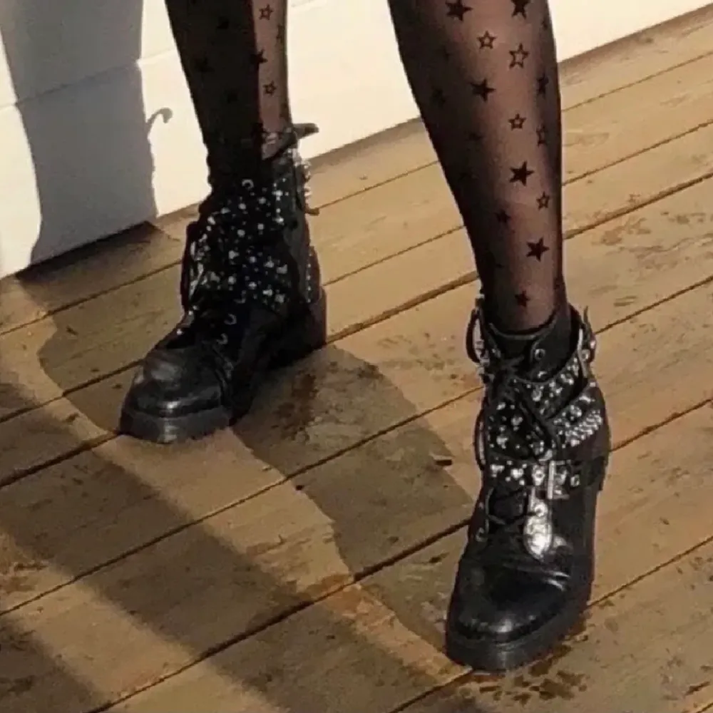 Populära boots med nitar💜 Två första bilderna är lånade. Dom är lite repiga som man ser på sista bilden. Vid många intressen blir det budgivning. Köparen står för frakten💖. Skor.