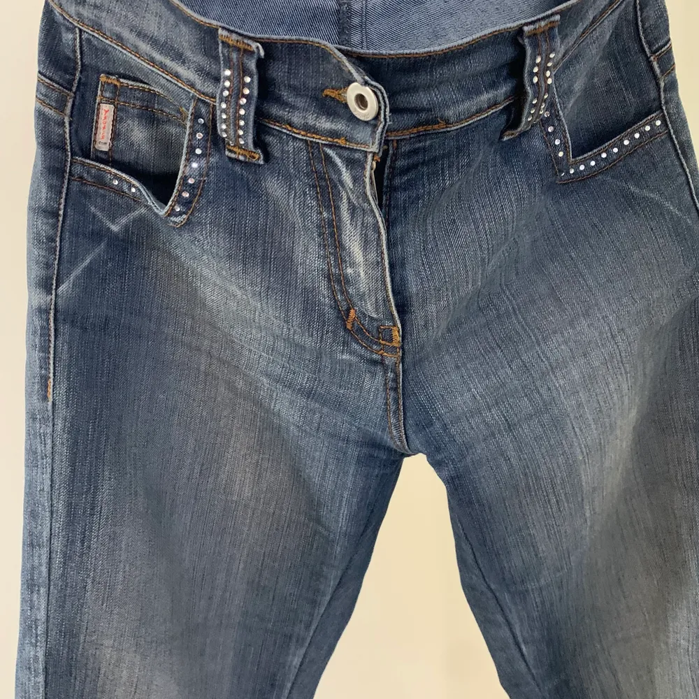Säljer ett par jeans med glitter på framsidan och fickor💞 Säljer pga att dem är för små tyvärr. Skriv om ni har frågor⭐️⭐️. Jeans & Byxor.