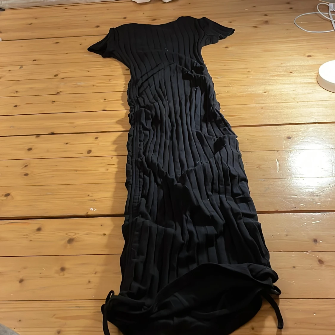 Svart ribbad klänning - 90