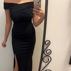 Balklänning - Säljer denna marinblå balklänning pga att den inte kommer till användning. Endast använd ett par timmar.