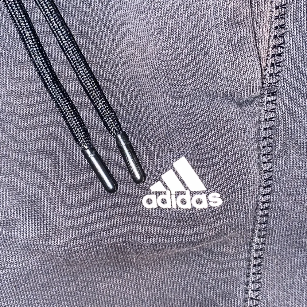 Adidas byxor i storlek M. Svarta med vita streck vid enbart vaderna. Köpt från Adidas egna butik. . Jeans & Byxor.
