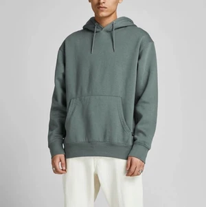 Grön Hoodie - Supermjuk och snygg hoodie från herravdelningen på Jack&Jones. Bra skick!! Hör av dig med frågor eller prisförslag!🤍