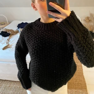 Stickad tröja - Använd vid få tillfällen, superbra kvalite! Frakten tillkommer