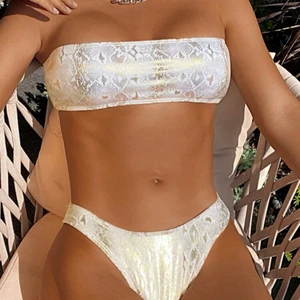 Super snygg slutsåld bikini  - !!lånad förstabild!! Säljer denna oanvända supersnygga bikinin, från shein.🌸 Den är i storlek S, säljer pga jag köpte två storlekar och jag behöll den andra! Toppen åker inte ner alls, sitter verkligen när man badar osv. Trosorna formar enormt fint, lite högre i höfterna. Skulle säga att den passar XS/S. Köp direkt 100kr. 🥰