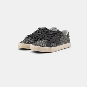 Le temps des cerises  - Säljer mina glittriga le temps des cerises, storlek 40. Jätte fint skick 🤍 vid fler intresserade blir de budgivning 🥰