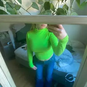 Neongrön polotröja från Weekday köpt för ett par år sen, har dock legat i garderoben större delen av tiden så knappt använd. Svårt att fånga färgen på bild, men den är extremt neongrön så man sticker verkligen ut när man har den på sig! Storlek XS men passar bra på S. 