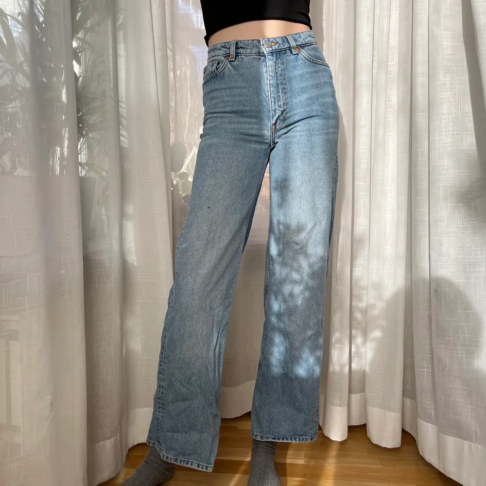 Säljer dessa trendiga Jeans från monki. De är högmidjade, raka och vida i passformen, de är använda men i bra skick💕 säljer åt min syster💕. Jeans & Byxor.