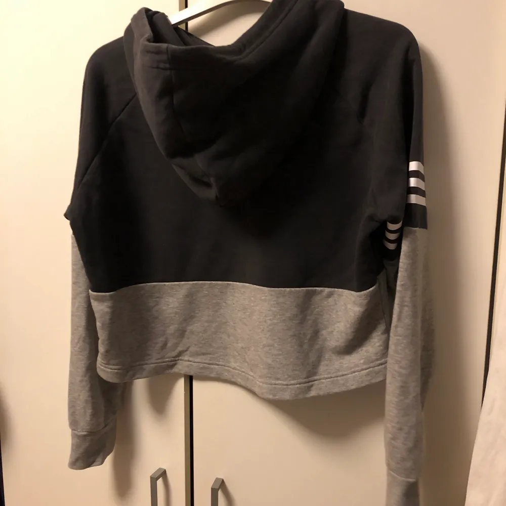 Säljer denna sjukt snygga adidas hoodien! Super snygg på, funkar både till vardags och träning 😍. Hoodies.