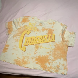 Super snygg Zara tröja, I size M  - Den är tye dyead men jag har inte gjort det själv. Tyvärr så gillar jag inte den längre ❤️⚡️ Det är ett jätte litet hål där nere, men vi har sytt det. Hoppas att ni vill ha den❤️😎⚡️budet börjar från 20 kr det högsta budet får det❤️😎⚡️