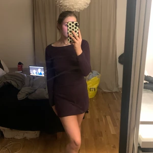 Lila klänning - Lila stickad klänning köpt second hand, resår i midjan för fin passform💜