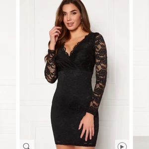 Svart spets klänning  - Supersnygg svart spetsklänning i storlek S köpt från bubbleroom. Endast använd vid ett tillfälle så i bra skick 💞