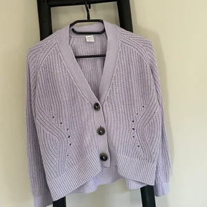 Lila kofta  - Säljer en jätte fin kofta från lindex stl 146/152💕