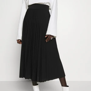  Kjolen  - A-linjekjol i svart. Storlek är 38. Är i jätte bra skick. Jag har inte använt den. Säljer på grund av den är stor för mig. Har köpt i Zalando för 349 Kr. 