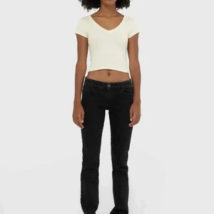 Stradivarius jeans - Superfina och trendiga jeans från stradivarius som liknar de populära zara jeansen. Säljer då jag behöver lite mer plats i garderoben. Dom är i storlek 32 men ganska små i storleken. Jag köpte dom av en tjej här på plick så jag vet inte hur använda dom var av hon men jag har använt dom Max 5 gånger. Lappen där bak har råkat gått sönder lite men absolut ingen som syns när man har på sig dom. Originalpriset är 359. Skriv vid frågor eller funderingar eller om du vill ha egna bilder❤️