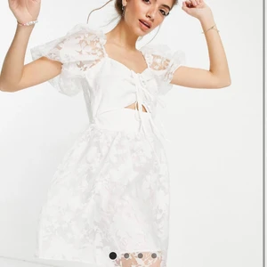 Vit klänning  - Jätte fin studentklänning från Asos i storlek 40 frakt ingår i priset, går att göra lite tightare eller lösare med snörningen vid brösten 