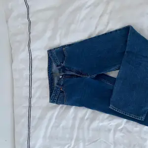 Ett par mörkblåa jeans från Monki i 25. Modellen är rak fast lite tajtare ner till och kortare. På mig som är 165 går de till anklarna ungefär.