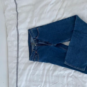 Mörkblåa jeans - Ett par mörkblåa jeans från Monki i 25. Modellen är rak fast lite tajtare ner till och kortare. På mig som är 165 går de till anklarna ungefär.