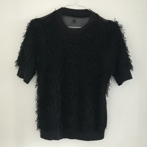 Top med fransar - svart top , lite längre ärm, nyskick, tunnare tyg bak, fransig fram