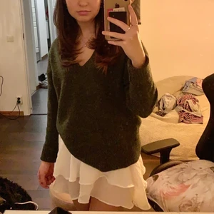 stickad tröja  - säljer denna superfina stickade tröjan från new yorker använd endast ett fåtal gånger, nyskick! storlek s pris 150! KAN OCKSÅ TÄNKA MIG BYTA MOT ANDRA STICKADE TRÖJOR!