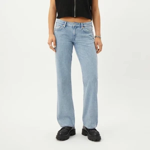 Low waist jeans  - Säljer mina helt oanvända Low arrow jeans i färgen summer blue från weekday då de var försmå för mig☺️ nypris 500 säljer för 400 (pris kan även diskuteras)