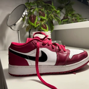 Air Jordan 1 low  - Säljer mina skor då jag inte längre använder dem!