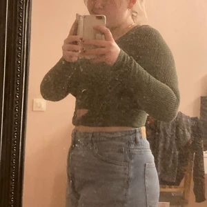 grön tajt tröja från hollister - Grön tajt tröja från holister som köptes 2020. Den är välanvänd men i väldigt bra skick. Jag säljer den då den inte är min stil längre. Skriv för frågor:)