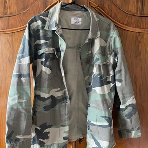 Zara militär jacka - En militärjacka från zara. Jackan är i barnstorlek men passar en 36/38 skulle jag säga.