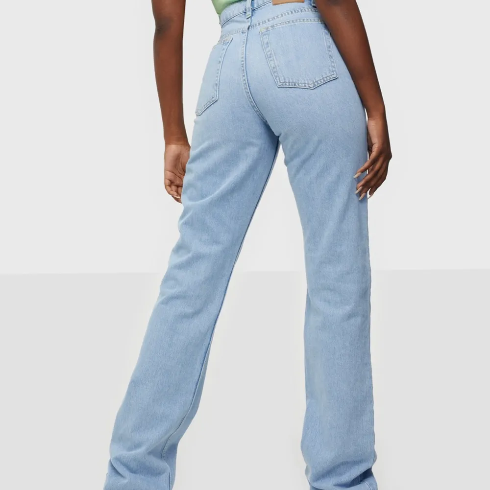 Helt oanvända jeans från Nelly!! Har t.o.m. kvar lappen på!🥳 Dom är långa i benen och raka i modellen! Helt drömiga! Säljer för jag redan har ett par likadana:). Jeans & Byxor.