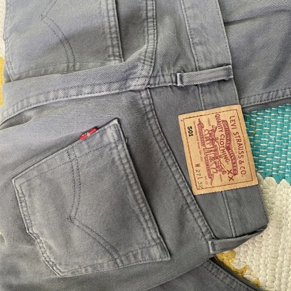 Säljer dessa gråa low/midwaist 501 jeansen från Levis i den perfekta gråa färgen! Storlek W27L32!🦋 *första bilden lånad*. Jeans & Byxor.