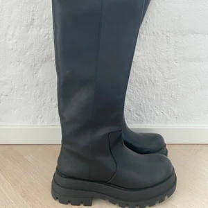 Zara stövlar - Helt nya höga stövlar från Zara 👢 Aldrig använda då jag råkade beställa fel storlek och sen inte kunde lämna tillbaka. Den perfekta stöveln enligt mig 👌🏼