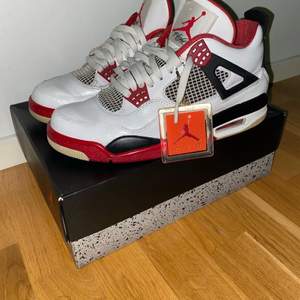 Jordan 4 fire red 🌐storlek: 43 💶pris: 2000 kr 🌀cond: 7/10. Vi kör budgivning då det var många intresserade💫. BUD LIGGER PÅ 2100 kr