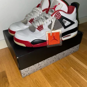 Jordan 4 fire red - Jordan 4 fire red 🌐storlek: 43 💶pris: 2000 kr 🌀cond: 7/10. Vi kör budgivning då det var många intresserade💫. BUD LIGGER PÅ 2100 kr