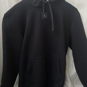 Hoodie med tryck  - Super snygg hoodie med tryck, kommer tyvärr inte till användning längre! Frakt tillkommer 🖤