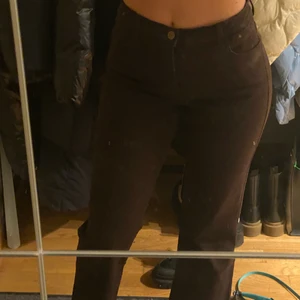 Bruna bootcut byxor - Ett par bruna jeans som är paljetter på rumpan som detalj! 