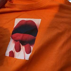 As ball orange T-shirt med tryck från Carlings! ❤️‍🔥 Säljer då den inte längre kommer till användning! Bara att skriva för mer info och bilder! Köparen står för frakt📦