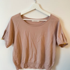 Busnel mjuk tröja - Säljer nu min jättefina Busnel tröja som inte längre kommer till användning. Supersjuk och snygg. Storlek 42 men det är som en M💛 köparen står för frakten!