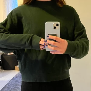 Mörkgrön sweatshirt  - Mörk grön basis sweatshirt från Weekday! Bra skick, säljer då den inte kommer till användning längre 