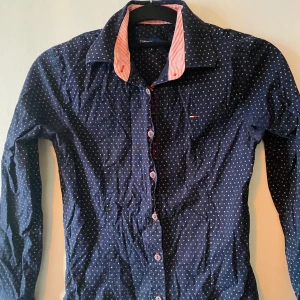 Tommy Hillfilger skjorta strl S - Legat mest i garderoben, använt cirka 6 ggr