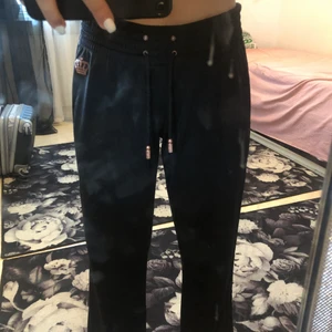 Vintage adidas  - Säljer dessa sjuuukkt snygga vintage adidas byxorna, dom är lågmidjade, har knapp fickor där back och snygga detaljer där fram. Aldrig använda. 