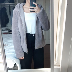 Fluffigjacka  - Superfin jacka men har ett hål inne i jackan vart man stoppar i armen / på sista bilden så kan man se hålet 