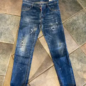 Dsquared2 jeans blå. Storlek 44. I använt men väldigt fint skick 9/10. Nypris: 4000. 