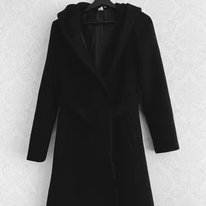 Kappa med luva  - Passpoalerade sidfickor och en innerficka. Sprund bak. Fodrad. Har inte använt ! 