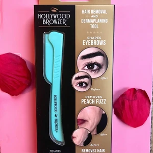 NYTT! Hollywood Browzer Single Turquoise - Helt ny & oanvänd!   Produktbeskrivningen: Hollywood Browzer har svaret på en smärtfri hårborttagning och dermaplaning: Den prisbelönta Browzer, ett tre-i-ett-verktyg som utformats för att ta bort oönskat hår i ansiktet och på kroppen, exfolierar döda hudceller och formar ögonbrynen utan att det behövs creme, tvål, vatten eller batterier.  Skönhetsverktyget passar för både män och kvinnor och har ett hållbart rostfritt stålblad som enkelt och bekvämt tar bort även de kortaste håren. 