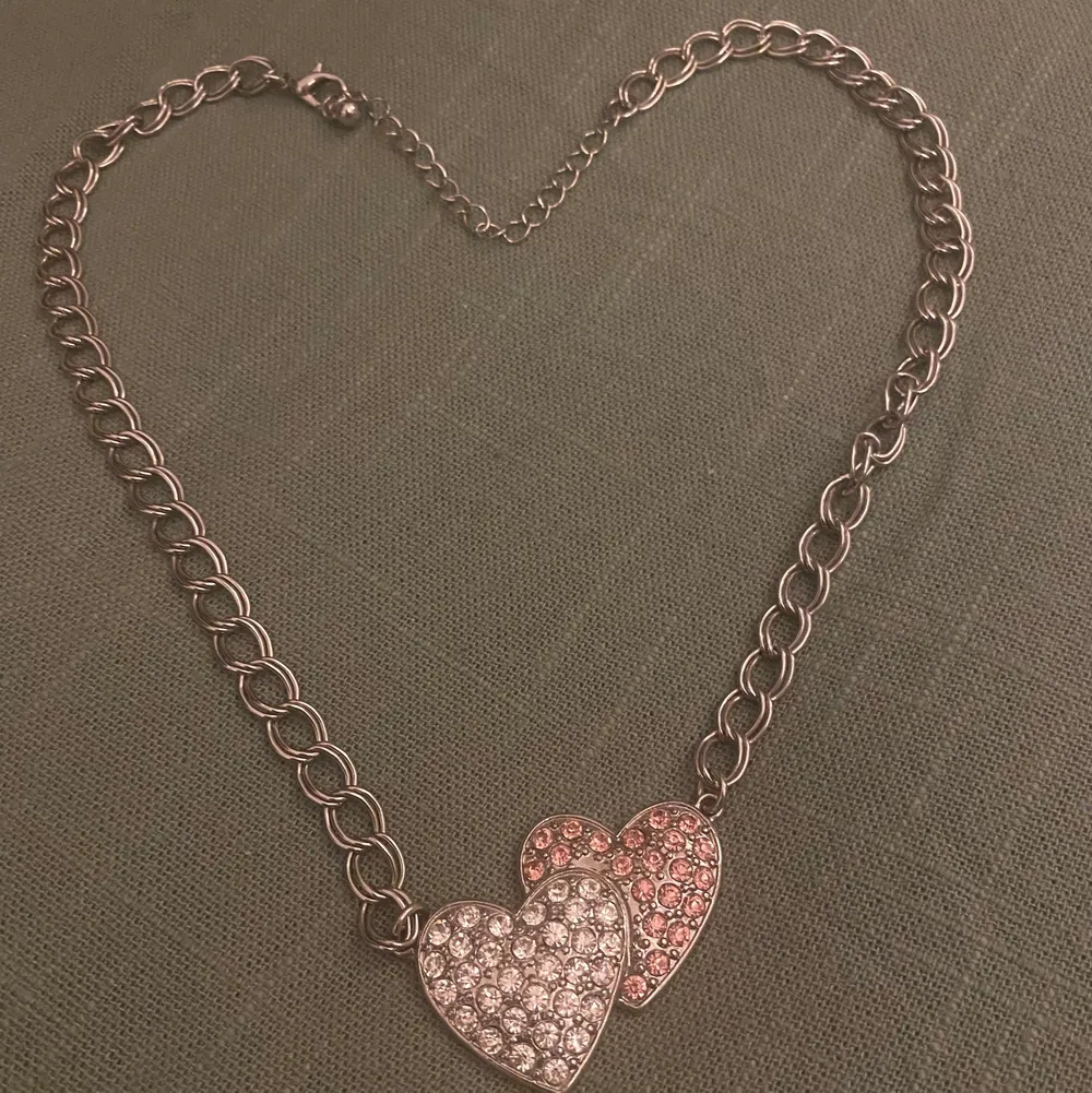 Supergulligt halsband med två hjärtan på! 💖 Perfekt för alla hjärtans dag 💓. Accessoarer.