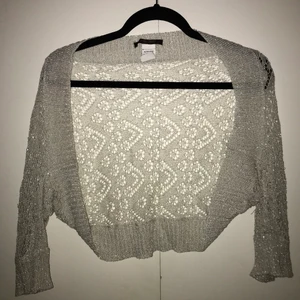 Kofta - En fin liten kofta i silver. Fina detaljer och ör i väldigt fint skick. Jätte fint matrial. Den är tunn, så man blir inte särskilt varm av den. Den är i M, men den passar storlek S också! Jag säljer en likadan i guld, köp en för 15 kr eller båda för 25 kr. Kontakta mig för fler bilder. Priset kan diskuteras 💕