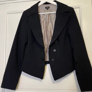 Kavaj ✨ - Svart kavaj st 42 aldrig använd ✨ 100kr