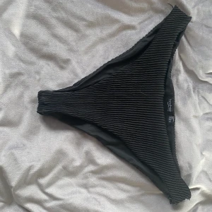 Ribbad bikiniunderdel, oanvänd  - Strl Xl, helt oanvänd 