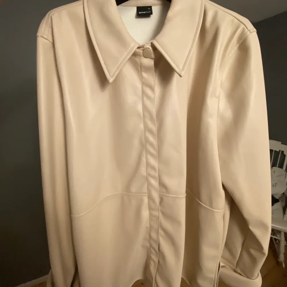 Skjorta/tunn jacka i fejkskinn från ginatricot. I väldigt fint skick. Köpare står för frakt 🤘. Tröjor & Koftor.