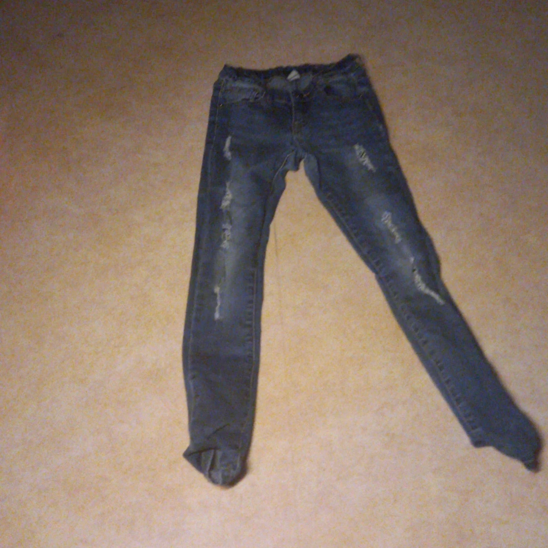 Jeans 40 kr plus frakt 15 kr